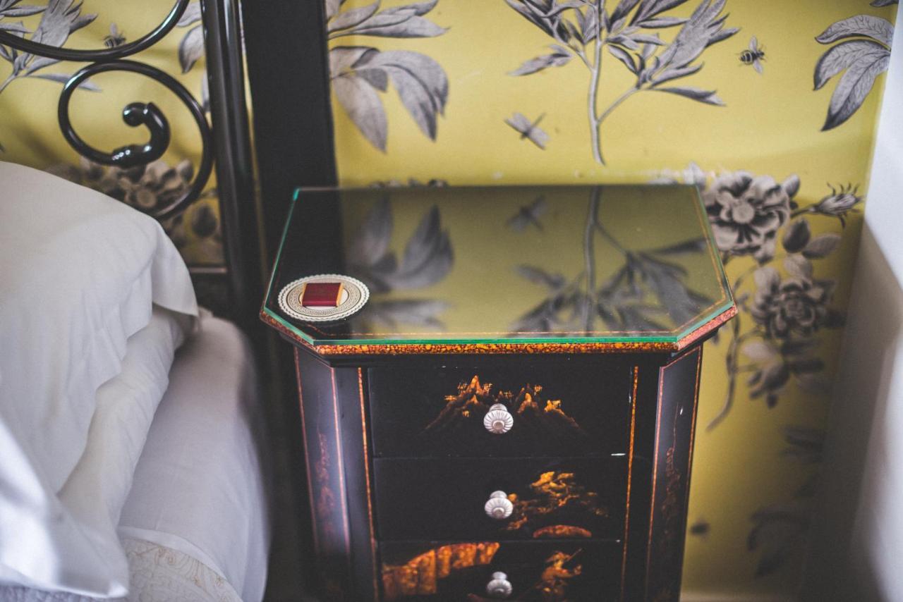 Jeakes House Bed & Breakfast Rye Exterior photo A bedside table